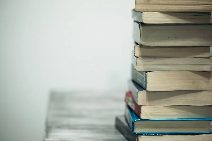 Livro aberto sobre a mesa de atendimento